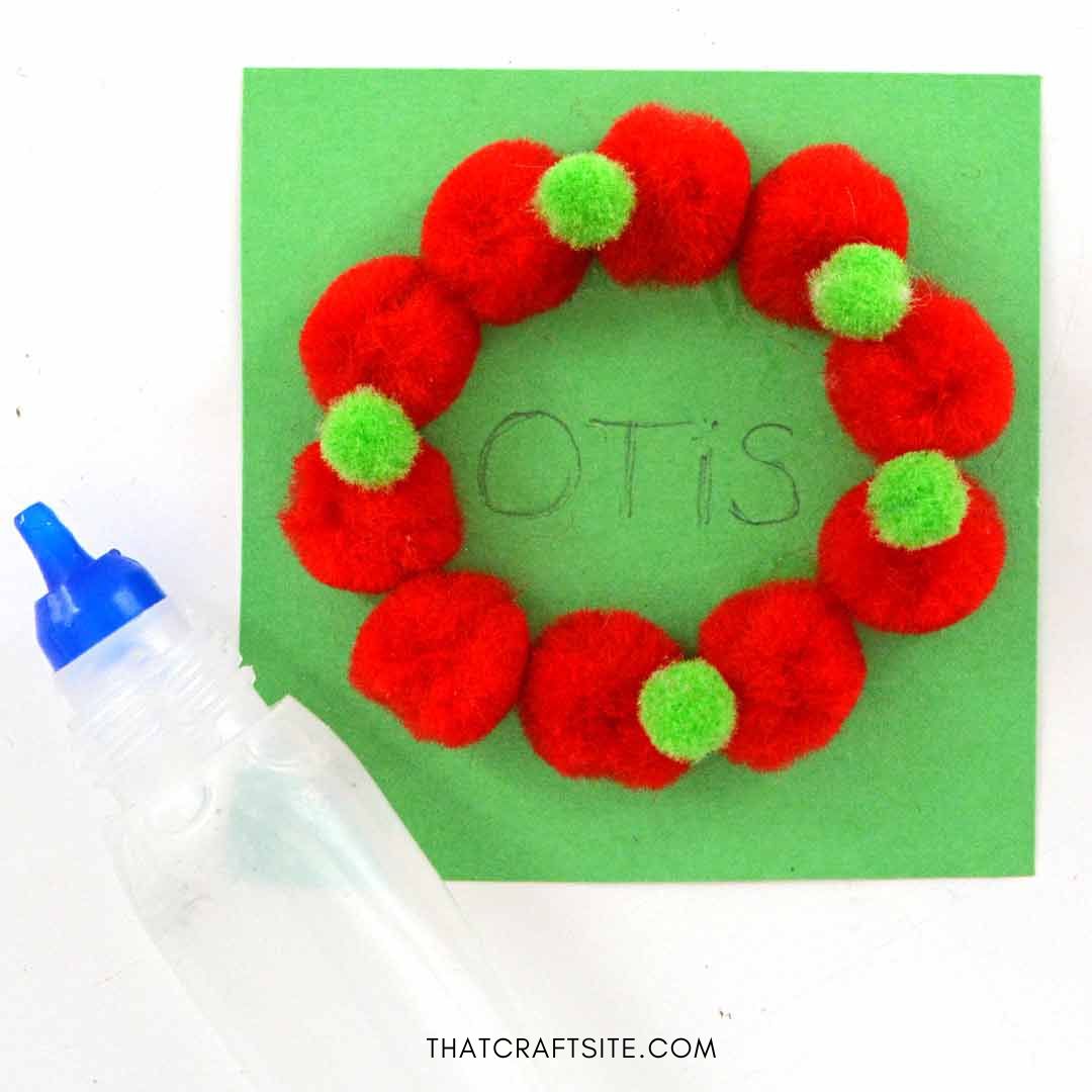 DIY mini pom pom wreath gift tag. Step 4: Glue mini pompoms on top. thatcraftsite.com.